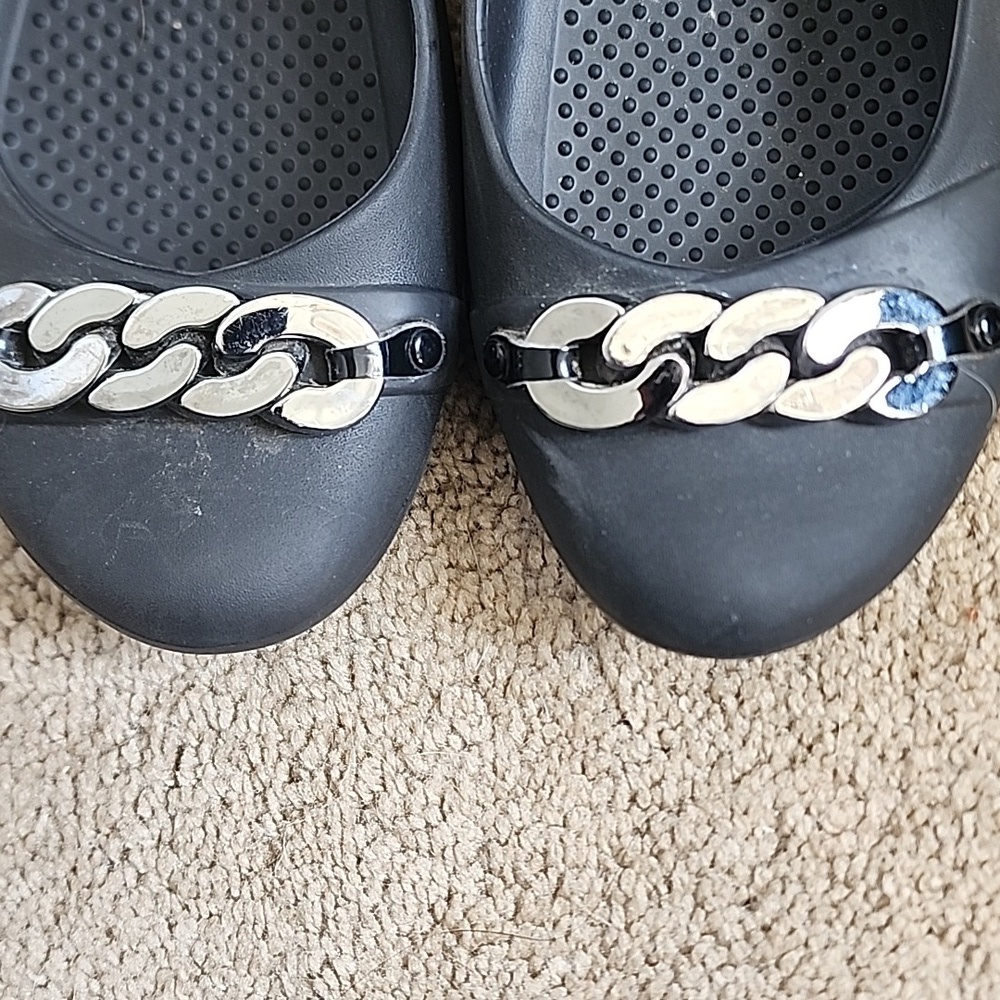 Crocs Black Comfort Flats Women’s Size 8 Silver Chain - Picture 9 of 10